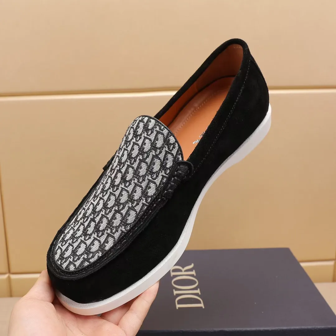 Men's Men's Shoes 💰400 [New Style] 🏍️🏍️Dior - This Dior Granville loafer is a casual dress shoe. Crafted from luxuriously soft beige suede, it features a beige Oblique print panel on the upper. The lightweight cream-white rubber sole is more sophisticated. The Dior Oblique pattern is engraved on the outsole to enhance the style, and the Dior logo is engraved on the back side. Adds elegance to any casual look.